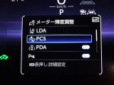 【プリクラッシュセーフティー】前方の自動車を検知し、追突の危険性が高まったら、音や警告灯などで警告し、ドライバーにブレーキ操作を促します!
