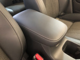 【アームレスト】運転時の疲労軽減にもなるアームレストがついています!