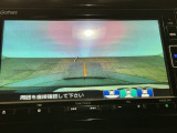 【バックカメラ】運転が苦手な方も車庫入れラクラクです!ギアをリバースに入れれば自動的に切り換わりますので、面倒な操作は不要です♪狭い駐車場もお車を傷つけず安心ですね!