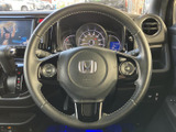 握りやすいステアリングで、快適なドライビングをサポート。操作性も高く、運転しやすいですね。