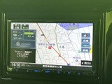 見やすい地図表示で、初めての道も安心。道路状況や渋滞情報も確認でき、スムーズな移動をサポートします。目的地設定も簡単。