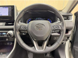 ステアリングスイッチ搭載!手を離さずに手元のスイッチでさまざまな操作が可能。運転中、視線をそらさなくても操作ができて安全です!