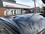 目立つキズ凹み等はありませんが、中古車という商品の特性ルーフには子キズや塗装しみがあります