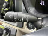雨天時でもクリアな視界を確保。操作しやすいワイパーレバーで、安全な運転をサポートします。雨の日でも安心です。