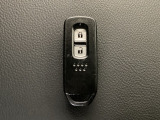 スマートキーを装備しています。鍵を差し込むことなくドアロックの開け閉めと、スタートボタン操作でのエンジンスタートができます。