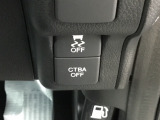【シティブレーキアクティブシステム】低速走行時に前方の車両や障害物を検知し、衝突の危険があると自動でブレーキを作動させる安全支援機能です。
