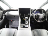 上質で落ち着いた印象のインパネ。視界も広々で運転しやすいです。