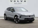 Volvo Cars appで車にリモートアクセスして、空調機能の操作や車の施錠・開錠、ソフトウェア更新などが可能です。エアコンやシートヒーターを操作して、出発前に車内を快適な温度に整えられます。