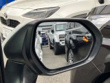 隣車線を走る車両をレーダーで検知し、ドアミラーでは確認しにくい後側方エリアに存在する車両に加え、急接近してくる車両も検知します。車両を検知するとドアミラーに搭載されたLEDインジケーターが点灯します。