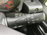 操作しやすいウインカーレバーで、スムーズな車線変更をサポート。ヘッドライトの操作も一箇所にまとまっており便利です。