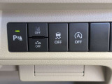 パーキングセンサーや車線逸脱警報、横滑り防止装置などの安全機能を搭載。アイドリングストップのオフスイッチも手元で簡単に操作できる配置になっています。