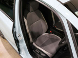 程よい硬さとホールド性が高いシートで長時間運転も快適です。