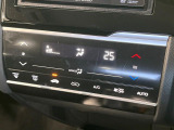 【オートエアコン】一度お好みの温度に設定すれば、車内の温度を検知し風量や温度を自動で調整。暑い&hellip;寒い&hellip;と何度もスイッチ操作をする必要はありません。快適な車内空間には必須の機能ですね♪