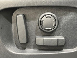 パワーシート『電動パワーシートですので運転中のシート調節も安全に行えます。微調整も可能ですのであなただけのドライビングポジションを実現します。』