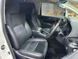 運転席も広々としており運転しやすい環境を実現しています☆