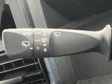 雨の日でもクリアな視界を確保できるワイパーレバー。運転の安全性を高める、頼れる機能です。