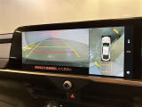 複数のカメラの映像をもとに、クルマを真上から見ているような映像をドライバーに提供し駐車をサポートする機能です。