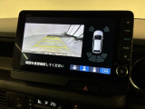 リバースギアに入れるだけで後方の表示へ切り替わります。夜間や雨の日の駐車も楽になりますよ。