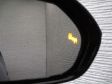 隣車線を走る車両をレーダーで検知し、ドアミラーでは確認しにくい後側方エリアに存在する車両に加え、急接近してくる車両も検知します。車両を検知するとドアミラーに搭載されたLEDインジケーターが点灯します。