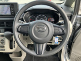 握りやすい形状のステアリングは、運転操作を快適にします。スポーティなデザインで、ドライビングへの意欲を高めます。