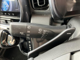 雨天時でもクリアな視界を確保できるワイパーレバー。運転安全性を高める重要な装備です。