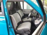 フロント広々、セパレートシートの運転席は、ハイトアジャスターが付いているので、快適にドライブができます。ハンドルはチルトステアリングで、ハンドル位置を上下に調節できます。