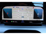 デジタルメータークラスターDigital Cockpit Pro。基本の速度計とタコメーターの表示に加え、ナビを大きく表示することもできます。画面の切り替えはステアリングホイールのボタンで簡単に操作できます。