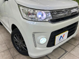 【HIDヘッドライト】非常に明るく前方を照らしてくれるので、悪天候や夜間の走行時も視界良好で安心してお乗りいただけます。