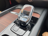 【オレフォス社製クリスタル・シフトノブ】高い存在感を放つクリスタルのシフトノブはボルボPHEV車のみに装備される特別なアイテム。スウェーデン南部のクリスタルガラスメーカー、オレフォス社による製造。