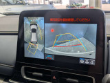上空から見下ろしたような映像で周囲を確認できる全周囲カメラを搭載。狭い道でのすれ違いや、苦手な縦列駐車・バック駐車もスムーズに行えます。