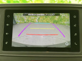 狭い場所でも安心。バックモニターが後方の状況をしっかり映し出し、安全な駐車をサポートします。ガイドライン表示で、距離感もつかみやすいです。