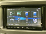 様々な情報を分かりやすく表示するモニター。運転に必要な情報を一目で確認でき、安全運転をサポートします。操作も直感的に行えます。