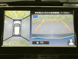 後方の状況を画面で確認できるので、狭い場所での駐車や車庫入れが格段に楽になります。安全な運転をサポートします。