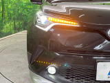 【シーケンシャルターンランプ付きLEDヘッドライト】人気の『流れるウィンカー』付きのLEDヘッドライトを装備♪高級感はもちろん、点灯時は存在感たっぷりで他車からも認識されやすく安心です。