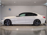 【拘りのFR】BMWが多く採用するFR車。ダイレクトでスポーティな加速感・シャープなハンドリングを実現。縦置きエンジンレイアウトにより、フラットで上質な乗り味です。