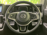 握りやすいステアリングは、運転の楽しさを高めます。操作性にも優れ、快適なドライビングをサポートしますよ。