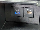 スマートフォンなどの端末充電に便利なUSBソケットを装備。ドライブ中のバッテリー切れの心配がなく、いつでも快適に急速充電やデータ連携が行えます。