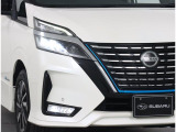 白く明るい光で夜間走行の安心感を高めるLEDヘッドランプです。