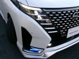 【LEDヘッドランプ】ハロゲンヘッドランプの約2倍の光量でより明るく遠くを照射。視認性、長寿命、省電力に優れ、スタイリッシュな白光色も魅力