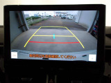 バックモニター付きで慣れない駐車場や車庫入れをサポートします。