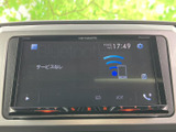 見やすい大型ディスプレイが、運転をサポート。Bluetooth接続で、スマートフォンとの連携もスムーズに行えます。快適なドライブに貢献します。