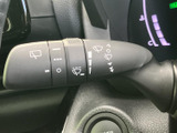 雨天時でもクリアな視界を確保。ワイパーの操作は簡単で、運転中の視界を妨げません。ミスト機能も搭載し、様々な天候に対応します。