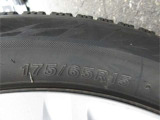 タイヤサイズは、175/65R15です。