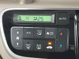 【オートエアコン】一度お好みの温度に設定すれば、車内の温度を検知し風量や温度を自動で調整。暑い&hellip;寒い&hellip;と何度もスイッチ操作をする必要はありません。快適な車内空間には必須の機能ですね♪