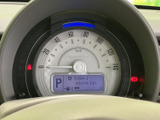 視認性の高いメーター類で、運転状況をしっかり把握できます。直感的に操作できるデザインで、安全なドライブをサポートします。情報も満載です。
