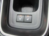 【シートヒーター】は運転席&助手席に。スイッチONですぐに暖まり、冬の寒い日はこの装備なしの車は考えられなくなってしまう装備の一つです♪