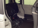 ★チップアップ&ダイブダウン機能付き【ULTR SEAT】は後席座面を左右分割で跳ね上げることができます☆トランクで積載できない背の高い荷物をラクラク収納できます。ホンダ車ならではの人気装備です♪