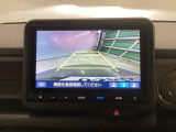 バックギアに入れますとご覧のような画像に自動的に切り替わります。車庫入れ時に役立ちます。