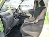 運転席からの視界は広く、運転操作もスムーズ。安全運転をサポートする機能も充実しています。自信を持って運転できます。