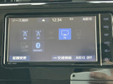 お好みの音楽を車内で手軽に楽しめます。様々なソースに対応し、快適なドライブを演出します。操作も直感的に行えますよ。